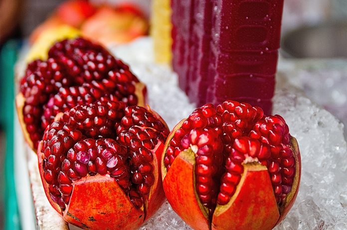 how to eat pomegranate